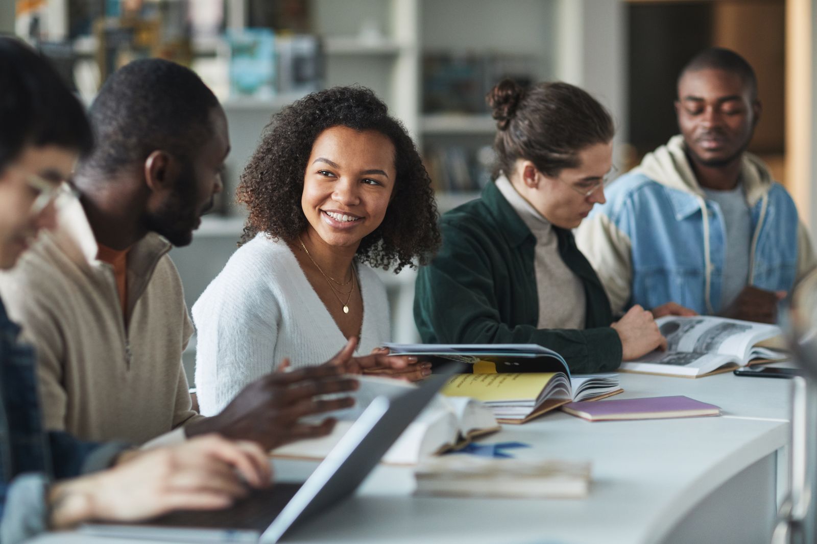 Étudiants adultes en conversation dans une classe de langue